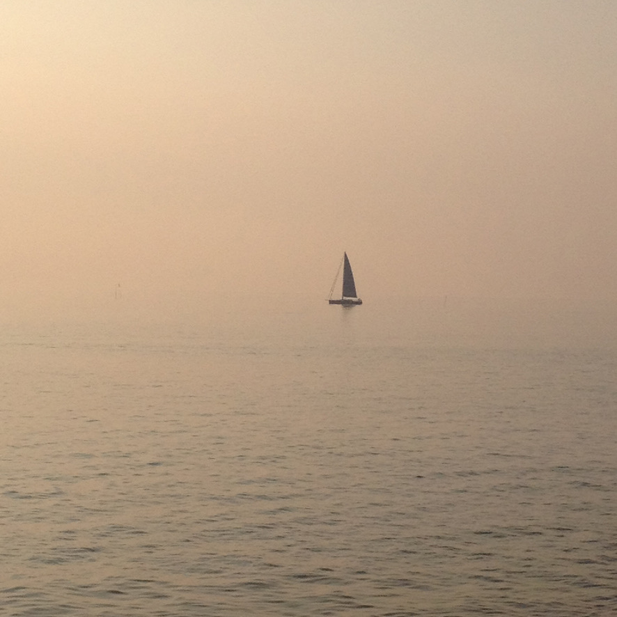 Segelboot im Nebel