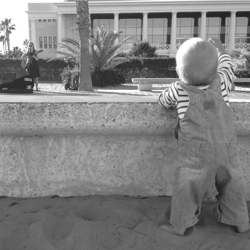 Straßenmusik Strand Kind